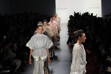 New York, Ny - Şubat 10: Modelleri yürüyüş pist final için oğlu Jung Wan New York moda haftası sırasında: gösterir Galerisi ben New York'ta 10 Şubat 2018 bahar stüdyolarında.