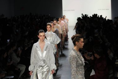 New York, Ny - Şubat 10: Modelleri yürüyüş pist final için oğlu Jung Wan New York moda haftası sırasında: gösterir Galerisi ben New York'ta 10 Şubat 2018 bahar stüdyolarında.