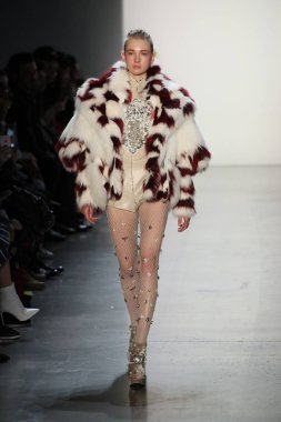 New York, Ny - Şubat 10: Manken pist oğlu Jung Wan için New York moda haftası sırasında yürür: gösterir Galerisi ben New York'ta 10 Şubat 2018 bahar stüdyolarında.