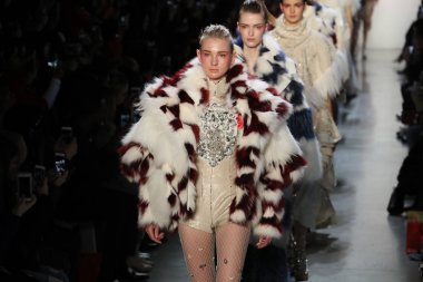 New York, Ny - Şubat 10: Modelleri yürüyüş pist final için oğlu Jung Wan New York moda haftası sırasında: gösterir Galerisi ben New York'ta 10 Şubat 2018 bahar stüdyolarında.