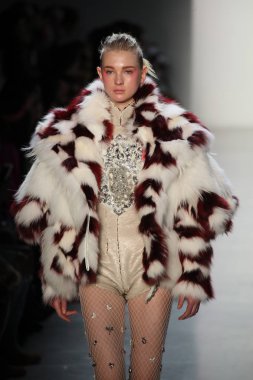 New York, Ny - Şubat 10: Manken pist oğlu Jung Wan için New York moda haftası sırasında yürür: gösterir Galerisi ben New York'ta 10 Şubat 2018 bahar stüdyolarında.