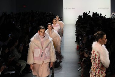New York, Ny - Şubat 10: Modelleri yürüyüş pist final için oğlu Jung Wan New York moda haftası sırasında: gösterir Galerisi ben New York'ta 10 Şubat 2018 bahar stüdyolarında.