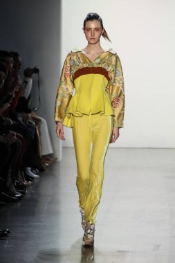 New York, Ny - Şubat 10: Manken pist oğlu Jung Wan için New York moda haftası sırasında yürür: gösterir Galerisi ben New York'ta 10 Şubat 2018 bahar stüdyolarında.