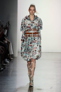 New York, Ny - Şubat 10: Manken pist oğlu Jung Wan için New York moda haftası sırasında yürür: gösterir Galerisi ben New York'ta 10 Şubat 2018 bahar stüdyolarında.