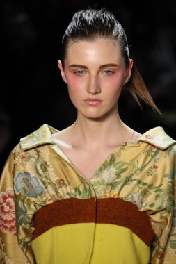 New York, Ny - Şubat 10: Manken pist oğlu Jung Wan için New York moda haftası sırasında yürür: gösterir Galerisi ben New York'ta 10 Şubat 2018 bahar stüdyolarında.