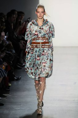 New York, Ny - Şubat 10: Manken pist oğlu Jung Wan için New York moda haftası sırasında yürür: gösterir Galerisi ben New York'ta 10 Şubat 2018 bahar stüdyolarında.