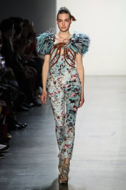 New York, Ny - Şubat 10: Manken pist oğlu Jung Wan için New York moda haftası sırasında yürür: gösterir Galerisi ben New York'ta 10 Şubat 2018 bahar stüdyolarında.