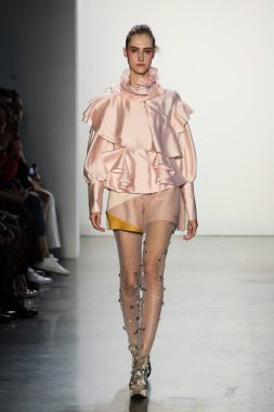 New York, Ny - Şubat 10: Manken pist oğlu Jung Wan için New York moda haftası sırasında yürür: gösterir Galerisi ben New York'ta 10 Şubat 2018 bahar stüdyolarında.