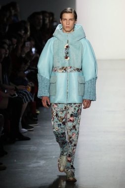 New York, Ny - Şubat 10: Manken pist oğlu Jung Wan için New York moda haftası sırasında yürür: gösterir Galerisi ben New York'ta 10 Şubat 2018 bahar stüdyolarında.