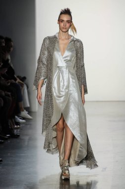 New York, Ny - Şubat 10: Manken pist oğlu Jung Wan için New York moda haftası sırasında yürür: gösterir Galerisi ben New York'ta 10 Şubat 2018 bahar stüdyolarında.