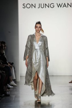 New York, Ny - Şubat 10: Manken pist oğlu Jung Wan için New York moda haftası sırasında yürür: gösterir Galerisi ben New York'ta 10 Şubat 2018 bahar stüdyolarında.