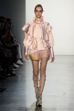 New York, Ny - Şubat 10: Manken pist oğlu Jung Wan için New York moda haftası sırasında yürür: gösterir Galerisi ben New York'ta 10 Şubat 2018 bahar stüdyolarında.