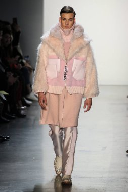 New York, Ny - Şubat 10: Manken pist oğlu Jung Wan için New York moda haftası sırasında yürür: gösterir Galerisi ben New York'ta 10 Şubat 2018 bahar stüdyolarında.