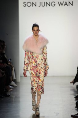 New York, Ny - Şubat 10: Manken pist oğlu Jung Wan için New York moda haftası sırasında yürür: gösterir Galerisi ben New York'ta 10 Şubat 2018 bahar stüdyolarında.
