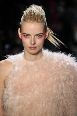 New York, Ny - Şubat 10: Manken pist oğlu Jung Wan için New York moda haftası sırasında yürür: gösterir Galerisi ben New York'ta 10 Şubat 2018 bahar stüdyolarında.