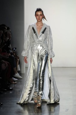 New York, Ny - Şubat 10: Manken pist oğlu Jung Wan için New York moda haftası sırasında yürür: gösterir Galerisi ben New York'ta 10 Şubat 2018 bahar stüdyolarında.