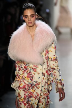 New York, Ny - Şubat 10: Manken pist oğlu Jung Wan için New York moda haftası sırasında yürür: gösterir Galerisi ben New York'ta 10 Şubat 2018 bahar stüdyolarında.