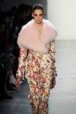 New York, Ny - Şubat 10: Manken pist oğlu Jung Wan için New York moda haftası sırasında yürür: gösterir Galerisi ben New York'ta 10 Şubat 2018 bahar stüdyolarında.