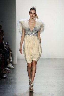 New York, Ny - Şubat 10: Manken pist oğlu Jung Wan için New York moda haftası sırasında yürür: gösterir Galerisi ben New York'ta 10 Şubat 2018 bahar stüdyolarında.