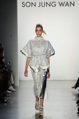 New York, Ny - Şubat 10: Manken pist oğlu Jung Wan için New York moda haftası sırasında yürür: gösterir Galerisi ben New York'ta 10 Şubat 2018 bahar stüdyolarında.