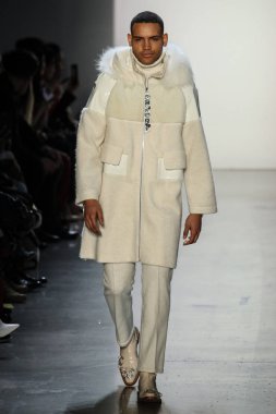 New York, Ny - Şubat 10: Manken pist oğlu Jung Wan için New York moda haftası sırasında yürür: gösterir Galerisi ben New York'ta 10 Şubat 2018 bahar stüdyolarında.