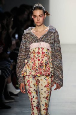 New York, Ny - Şubat 10: Manken pist oğlu Jung Wan için New York moda haftası sırasında yürür: gösterir Galerisi ben New York'ta 10 Şubat 2018 bahar stüdyolarında.