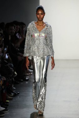 New York, Ny - Şubat 10: Manken pist oğlu Jung Wan için New York moda haftası sırasında yürür: gösterir Galerisi ben New York'ta 10 Şubat 2018 bahar stüdyolarında.