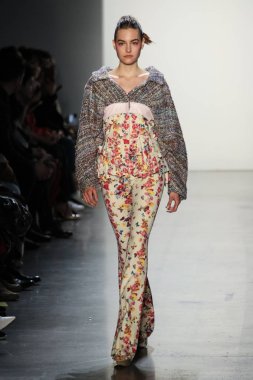 New York, Ny - Şubat 10: Manken pist oğlu Jung Wan için New York moda haftası sırasında yürür: gösterir Galerisi ben New York'ta 10 Şubat 2018 bahar stüdyolarında.