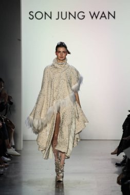 New York, Ny - Şubat 10: Manken pist oğlu Jung Wan için New York moda haftası sırasında yürür: gösterir Galerisi ben New York'ta 10 Şubat 2018 bahar stüdyolarında.