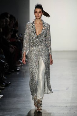 New York, Ny - Şubat 10: Manken pist oğlu Jung Wan için New York moda haftası sırasında yürür: gösterir Galerisi ben New York'ta 10 Şubat 2018 bahar stüdyolarında.