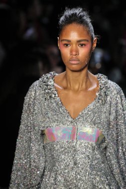 New York, Ny - Şubat 10: Manken pist oğlu Jung Wan için New York moda haftası sırasında yürür: gösterir Galerisi ben New York'ta 10 Şubat 2018 bahar stüdyolarında.