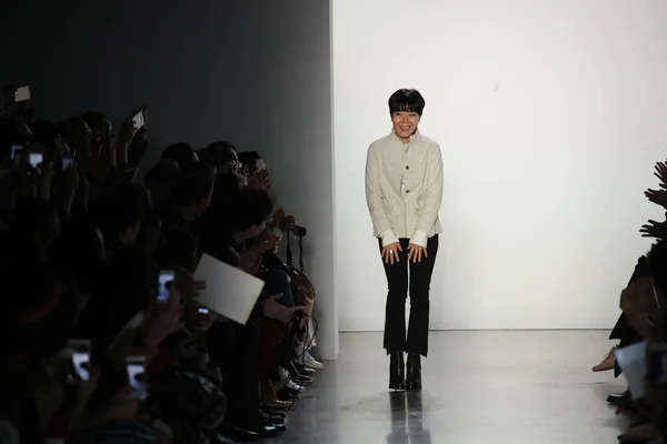 Nova Iorque Fevereiro Designer Caminha Pista Para Son Jung Wan — Fotografia de Stock