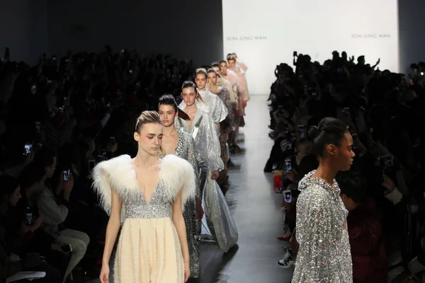 New York Février Des Mannequins Défilent Sur Piste Finale Son — Photo