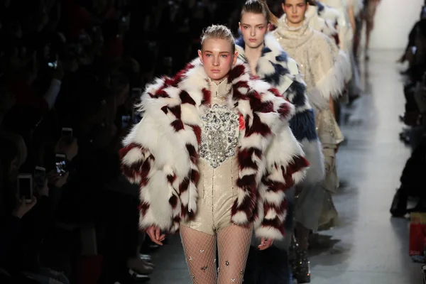 New York, Ny - Şubat 10: Modelleri yürüyüş pist final için oğlu Jung Wan New York moda haftası sırasında: gösterir Galerisi ben New York'ta 10 Şubat 2018 bahar stüdyolarında.