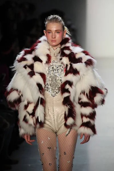 New York, Ny - Şubat 10: Manken pist oğlu Jung Wan için New York moda haftası sırasında yürür: gösterir Galerisi ben New York'ta 10 Şubat 2018 bahar stüdyolarında.