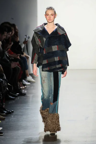 Nova Iorque Fevereiro Modelo Caminha Pista Para Son Jung Wan — Fotografia de Stock