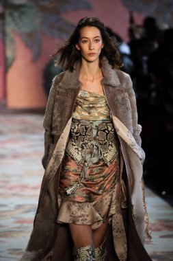 New York, Ny - 12 Şubat: Manken pist Zimmermann için New York moda haftası sırasında yürür: gösterir Galerisi ben New York'ta 12 Şubat 2018 bahar stüdyolarında. 