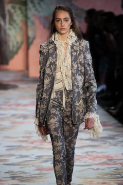 New York, Ny - 12 Şubat: Manken pist Zimmermann için New York moda haftası sırasında yürür: gösterir Galerisi ben New York'ta 12 Şubat 2018 bahar stüdyolarında. 