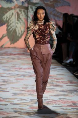 New York, Ny - 12 Şubat: Manken pist Zimmermann için New York moda haftası sırasında yürür: gösterir Galerisi ben New York'ta 12 Şubat 2018 bahar stüdyolarında. 