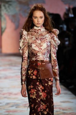 New York, Ny - 12 Şubat: Manken pist Zimmermann için New York moda haftası sırasında yürür: gösterir Galerisi ben New York'ta 12 Şubat 2018 bahar stüdyolarında. 