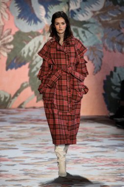 New York, Ny - 12 Şubat: Manken pist Zimmermann için New York moda haftası sırasında yürür: gösterir Galerisi ben New York'ta 12 Şubat 2018 bahar stüdyolarında. 