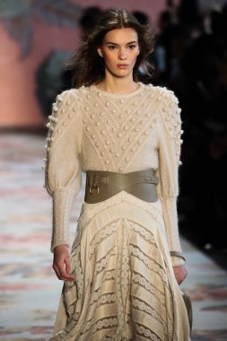 New York, Ny - 12 Şubat: Manken pist Zimmermann için New York moda haftası sırasında yürür: gösterir Galerisi ben New York'ta 12 Şubat 2018 bahar stüdyolarında. 