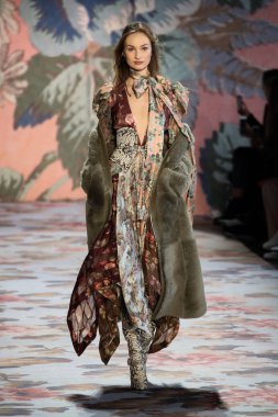 New York, Ny - 12 Şubat: Manken pist Zimmermann için New York moda haftası sırasında yürür: gösterir Galerisi ben New York'ta 12 Şubat 2018 bahar stüdyolarında. 
