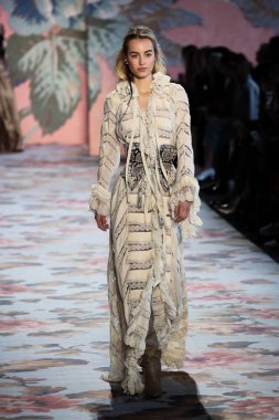 New York, Ny - 12 Şubat: Manken pist Zimmermann için New York moda haftası sırasında yürür: gösterir Galerisi ben New York'ta 12 Şubat 2018 bahar stüdyolarında. 