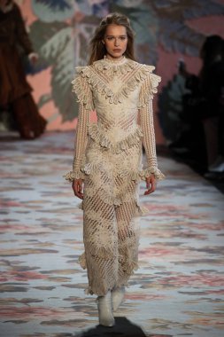 New York, Ny - 12 Şubat: Manken pist Zimmermann için New York moda haftası sırasında yürür: gösterir Galerisi ben New York'ta 12 Şubat 2018 bahar stüdyolarında. 