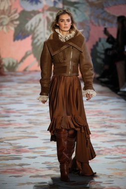 New York, Ny - 12 Şubat: Manken pist Zimmermann için New York moda haftası sırasında yürür: gösterir Galerisi ben New York'ta 12 Şubat 2018 bahar stüdyolarında. 