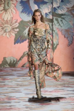 New York, Ny - 12 Şubat: Manken pist Zimmermann için New York moda haftası sırasında yürür: gösterir Galerisi ben New York'ta 12 Şubat 2018 bahar stüdyolarında. 