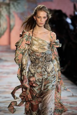 New York, Ny - 12 Şubat: Manken pist Zimmermann için New York moda haftası sırasında yürür: gösterir Galerisi ben New York'ta 12 Şubat 2018 bahar stüdyolarında. 