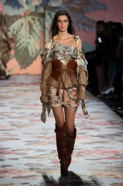 New York, Ny - 12 Şubat: Manken pist Zimmermann için New York moda haftası sırasında yürür: gösterir Galerisi ben New York'ta 12 Şubat 2018 bahar stüdyolarında. 