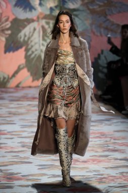 New York, Ny - 12 Şubat: Manken pist Zimmermann için New York moda haftası sırasında yürür: gösterir Galerisi ben New York'ta 12 Şubat 2018 bahar stüdyolarında. 